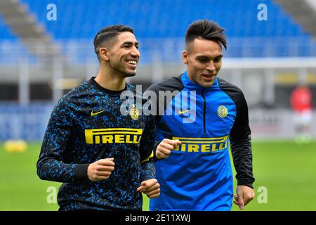 Mailand, Italien. Januar 2021. Achraf Hakimi (2) und Lautaro Martinez (10) vom FC Internazionale wärmen sich vor dem Tim-Spiel Serie A zwischen FC Internazionale und FC Crotone im San Siro in Mailand auf. (Foto Kredit: Gonzales Foto/Alamy Live News Stockfoto