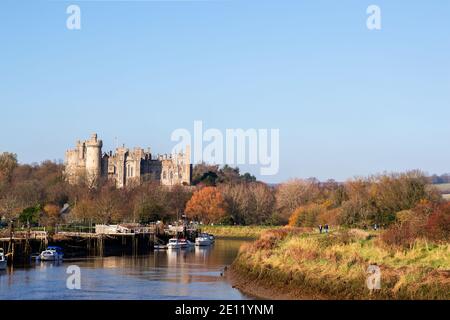 ARUNDEL, ENGLAND - 17. NOVEMBER 2018: Spaziergang entlang der Arun mit Blick auf Schloss Arundel an einem Herbstnachmittag Stockfoto