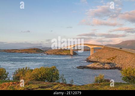 Die Atlantikstraße Entlang Der Norwegischen Westküste Ist Eine Der Interessantesten Und Beliebtesten Verkehrsverbindungen In Europa Stockfoto