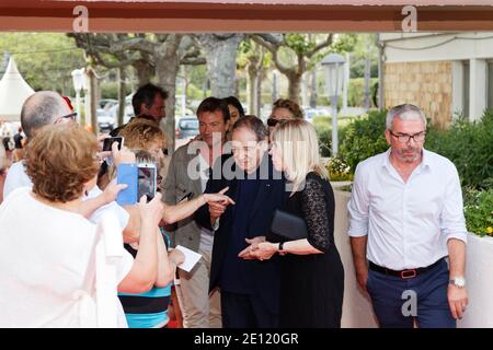 Cap von Agde, Frankreich. Juni 2016. Tod von Robert Hossein am 31. Dezember 2020.Robert Hossein mit Candice Patou in dedicace in Les Hérault Stockfoto