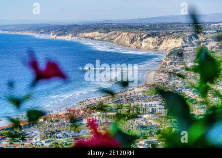 Blaues Meer mit Pier in San Diego Kalifornien mit bewölktem Himmel auf einem Luftbild Stockfoto