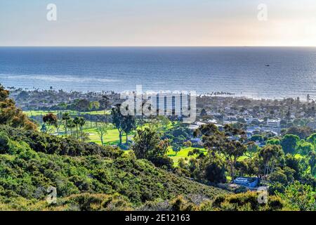 Gebäude und Häuser inmitten üppiger Vegetation mit Blick auf den Ozean San Diego, Kalifornien Stockfoto