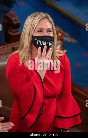 Washington, Usa. Januar 2021. Die designierte Vertreterin Marjorie Taylor Greene (R-GA) trägt bei der Eröffnung des neuen 117. Kongresses auf dem Capitol Hill am 3. Januar 2021 in Washington DC eine "Trump Won"-Maske. Foto von Ken Cedeno/Sipa USA Quelle: SIPA USA/Alamy Live News Stockfoto