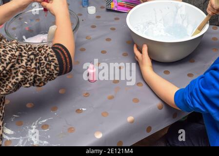 Kinder Aktivität der Schleim als Wissenschaft Experiment für Kinder im Haus zu tun Stockfoto