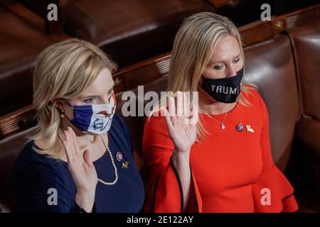 Washington, Usa. Januar 2021. Die designierte Abgeordnete Marjorie Taylor Greene (R-GA), rechts, trägt eine "Trump Won" Maske während der Vereidigung der Eröffnung des neuen 117. Kongresses auf dem Capitol Hill am 3. Januar 2021 in Washington DC. Foto von Ken Cedeno/Sipa USA Quelle: SIPA USA/Alamy Live News Stockfoto