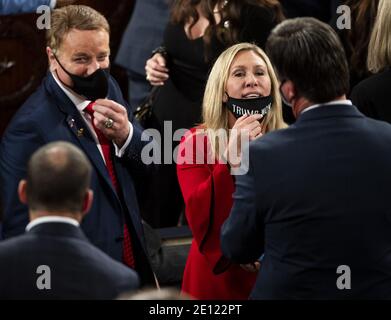 Washington, Usa. Januar 2021. Rep. Marjorie Taylor Greene (R-GA) zieht ihre Maske herunter, die lautet: "Trump hat gewonnen", um mit einem Kollegen zu sprechen, während sie am Eröffnungstag des 117. Kongresses im US-Kapitol in Washington, DC am Sonntag, dem 3. Januar 2021, darauf warten, sich einzubringen. Pool Foto von Bill O'Leary/UPI Kredit: UPI/Alamy Live News Stockfoto