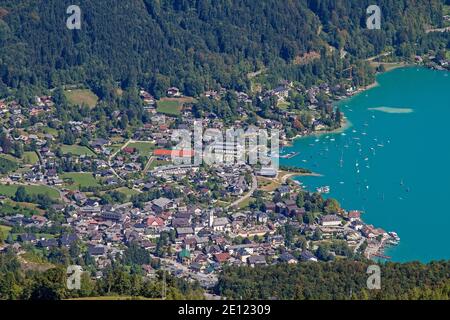 Die Wanderung oder Seilbahnfahrt hinauf zum 1522 m hohen Zwölferhorn bietet uns EINEN herrlichen Blick auf Sankt Gilgen und den Wolfgangsee im Salzkammergut. Stockfoto