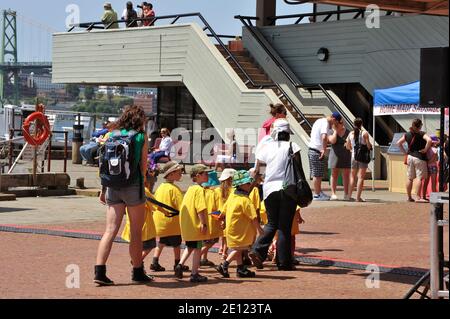 Dartmouth, Kanada - 23. Juli 2012: Kleine Kinder halten sich an einem Führungsseil fest, während ihre Wächter sie führen, warfen die Tall Ships-Veranstaltung auf der Dartmouth Ferr Stockfoto