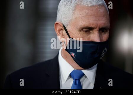 Washington, Vereinigte Staaten Von Amerika. Januar 2021. Der Vizepräsident der Vereinigten Staaten, Mike Pence, beendet am Sonntag, den 3. Januar 2021, eine Vereidigung der Senatoren in der Alten Senatskammer im US-Kapitol in Washington. Quelle: J. Scott Applewhite/Pool via CNP Quelle: dpa/Alamy Live News Stockfoto