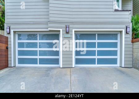 Angeschlossene Garage für zwei Autos von zu Hause mit Glastüren in San Diego CA Nachbarschaft Stockfoto