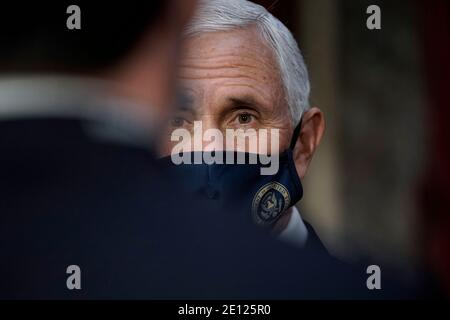 Washington, Vereinigte Staaten Von Amerika. Januar 2021. Der Vizepräsident der Vereinigten Staaten, Mike Pence, beendet am Sonntag, den 3. Januar 2021, eine Vereidigung der Senatoren in der Alten Senatskammer im US-Kapitol in Washington. Quelle: J. Scott Applewhite/Pool via CNP Quelle: dpa/Alamy Live News Stockfoto