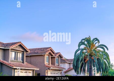 Häuser in San Diego Kalifornien Nachbarschaft gegen blauen Himmel auf Ein sonniger Tag Stockfoto