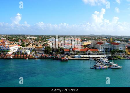Oranjestad, Aruba - 17. November 2018 - die Luftaufnahme der Häfen, Boote und Gebäude entlang des Hafens Stockfoto