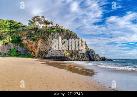 Haus auf felsigen Klippen am Meer in Laguna Beach Kalifornien An einem sonnigen Tag Stockfoto