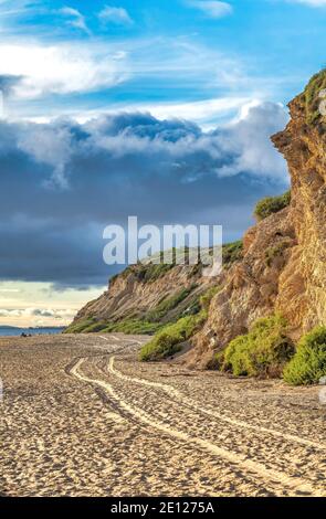 Laguna Beach California Landschaft mit Reifenspuren auf Sand entlang Berg und Meer Stockfoto