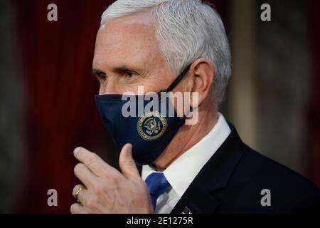 Washington, Vereinigte Staaten Von Amerika. Januar 2021. Der Vizepräsident der Vereinigten Staaten, Mike Pence, beendet am Sonntag, den 3. Januar 2021, eine Vereidigung der Senatoren in der Alten Senatskammer im US-Kapitol in Washington. Quelle: J. Scott Applewhite/Pool via CNP Quelle: dpa/Alamy Live News Stockfoto