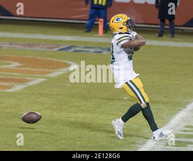 Chicago, Usa. Januar 2021. Green Bay Packers läuft zurück Aaron Jones (33) feiert am Sonntag, den 3. Januar 2021, seinen Touchdown im vierten Quartal gegen die Chicago Bears im Soldier Field in Chicago. Die Green Bay Packers besiegten die Chicago Bears 35-16. Foto von Mark Black/UPI Kredit: UPI/Alamy Live News Stockfoto