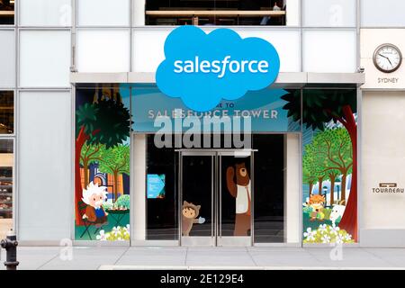 New York Salesforce Tower, 1095 6. Ave, New York, NYC Foto von der Vorderseite des Eingangs zu einem Bürogebäude in Midtown Manhattan. Stockfoto