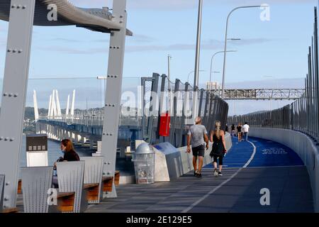 Menschen, Jogger auf Gouverneur Mario M. Cuomo Brücke Fußgänger-und Radweg über den Hudson River zwischen Tarrytown und Nyack, New York. Stockfoto