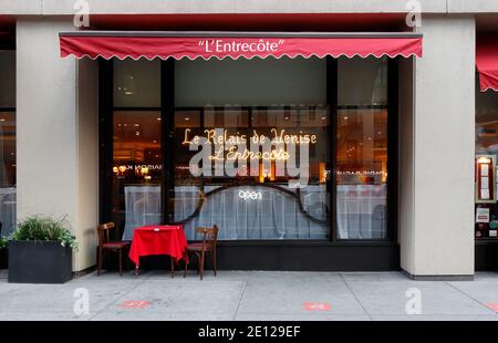 Le Relais de Venise L'Entrecôte, 590 Lexington Ave, New York, NYC Schaufenster Foto eines Steak Frites Franchise-Restaurants in Midtown. Stockfoto