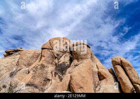 Erstaunliche riesige Felsformation in Joshua Tree california Wüste auf Ein sonniger Tag Stockfoto