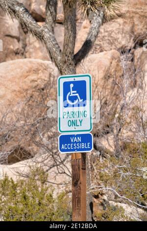 Schild nur für Behindertenparkplätze am Joshua Tree National Park California Wüste Stockfoto
