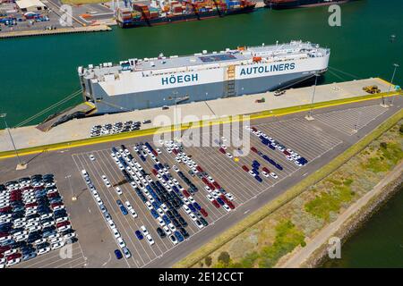 Luftbild von Fahrzeugen, die darauf warten, auf das Auto geladen zu werden Träger am Hafen Stockfoto