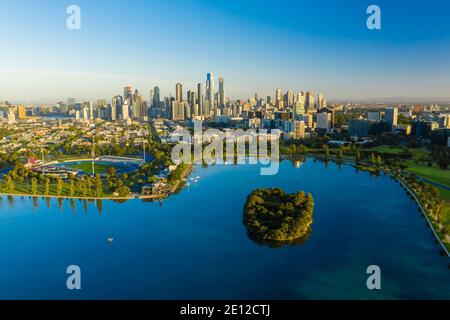 Luftbild des wunderschönen Parks und des Geschäftsviertels von Melbourne bei Sonnenaufgang Stockfoto