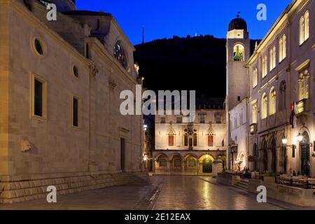 Der Sponza Palast (1516-1522) und der kleine Onofrio Brunnen (1440-1442) mit Uhrturm am Luza Platz in der Altstadt von Dubrovnik, Kroatien Stockfoto