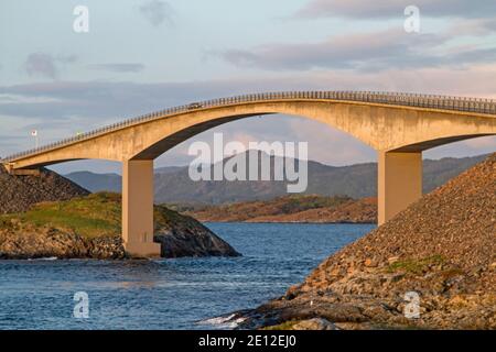Die Atlantikstraße Entlang Der Norwegischen Westküste Ist Eine Der Interessantesten Und Beliebtesten Verkehrsverbindungen In Europa Stockfoto