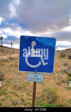 Behindertenparkschild gegen Wüstengrasland bei Joshua Tree National Parken Stockfoto