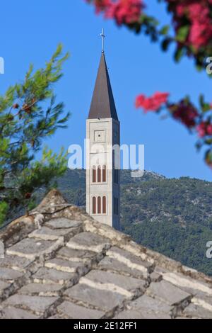 Blick auf den Mostar Peace Bell Tower (2000) von der Koski Mehmed Pasha Moschee in Mostar, Bosnien und Herzegowina Stockfoto