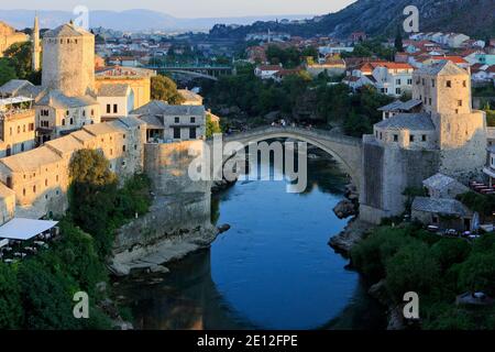 Die Alte Brücke (Stari Most) über den Fluss Neretva in Mostar, Bosnien-Herzegowina bei Sonnenuntergang Stockfoto