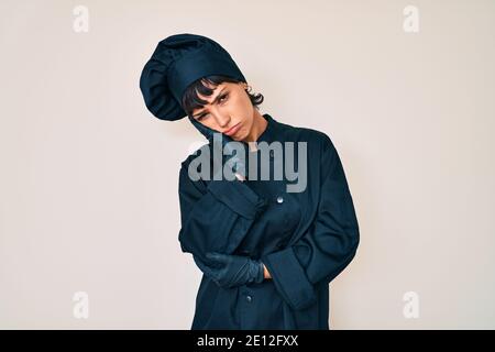 Schöne brunettte Frau trägt professionelle Koch Uniform Denken suchen müde und gelangweilt mit Depressionen Probleme mit gekreuzten Armen. Stockfoto