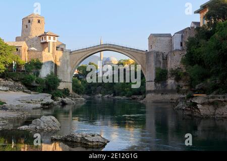 Die Alte Brücke (Stari Most) über den Fluss Neretva in Mostar, Bosnien-Herzegowina Stockfoto