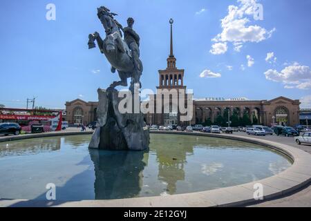 Jerewan, Armenien - 1. Juni 2016: Statue von Sasuntsi Davit vor dem Hauptbahnhof Stockfoto