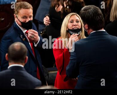 Washington, USA. Januar 2021. WASHINGTON, DC - 03. Januar: Rep. Marjorie Taylor Greene (R-GA) zieht ihre Maske herunter, die lautet: "Trump hat gewonnen", um mit einem Kollegen zu sprechen, während sie am Eröffnungstag des 117. Kongresses im US-Kapitol in Washington, DC am 03. Januar 2021 warten. (Foto von Photo by Bill O'Leary/Pool/Sipa USA) Quelle: SIPA USA/Alamy Live News Stockfoto