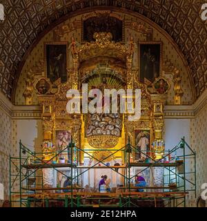 Mexikanische Menschen tun Restaurierung auf einem barocken Stil Blattgold Altar Stück in der Santo Domingo Kirche und Kloster, Oaxaca, Mexiko. Stockfoto