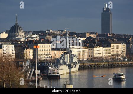 Der Hafen von Nantes mit Militärschiff Stockfoto