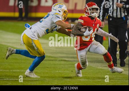 Kansas City, Usa. Januar 2021. Kansas City Chiefs laufen zurück Darwin Thompson (34) vermeidet Los Angeles Chargers Sicherheit Alohi Gilman (32) im vierten Quartal im Arrowhead Stadium in Kansas City am Sonntag, 03. Januar 2021. Foto von Kyle Rivas/UPI Kredit: UPI/Alamy Live Nachrichten Stockfoto