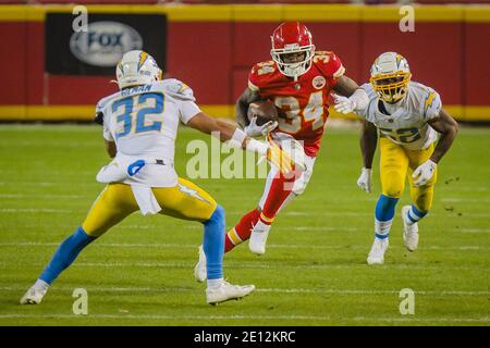 Kansas City, Usa. Januar 2021. Kansas City Chiefs laufen zurück Darwin Thompson (34) vermeidet Los Angeles Chargers Sicherheit Alohi Gilman (32) im vierten Quartal im Arrowhead Stadium in Kansas City am Sonntag, 03. Januar 2021. Foto von Kyle Rivas/UPI Kredit: UPI/Alamy Live Nachrichten Stockfoto