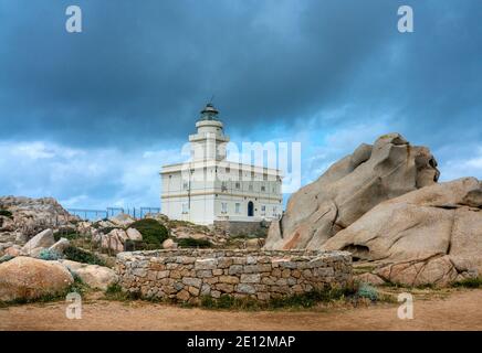 Leuchtturm An Der Felsenküste Von Granite, Santa Teresa Di Gallura, Capo Testa, Sardinein, Italien Stockfoto