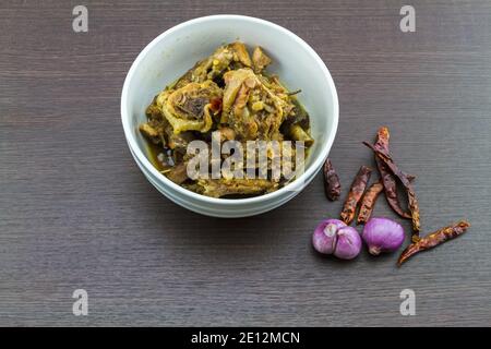 Curry Chicken Thailändische Küche im Norden Thailands mit Zutaten Auf schwarzem Holztisch Stockfoto