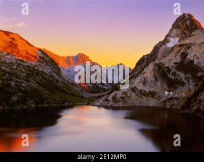 Idealisierter Sonnenuntergang am Sawtooth Lake in Idahos Sawtooth National Recreation Area, Idaho, USA Stockfoto