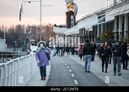 BELGRAD, SERBIEN - 12. DEZEMBER 2020: Alte ältere Frau mit einer Atemmaske, die im Winter in einer überfüllten Straße von Belgrad während der c Stockfoto