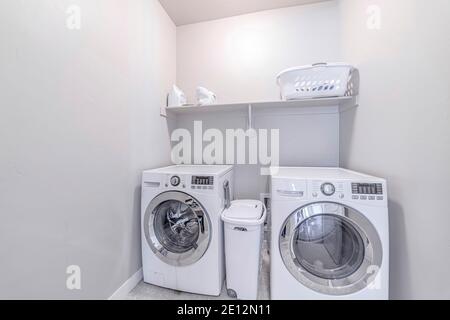 Kleine praktische Waschküche des Hauses mit Waschmaschine und Trocknergeräte Stockfoto