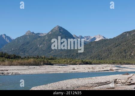 Das Imposante Breite Flusstal Des Lech In Tirol War Designiertes Naturschutzgebiet Und Heißt Naturpark Tiroler Lech Stockfoto