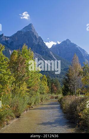 Der Loisach, der sich nur wenige Kilometer entfernt an den Hängen des Fernpasses erhebt, fließt durch das Ehrwalder Talbecken Stockfoto