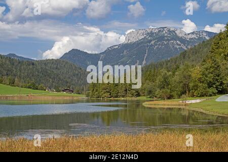 Die von EINEM Erdrutsch Pillersee nördlich von Hochfilzen in Tirol ist EIN beliebtes Ziel für viele Touristen und Wochenende Touristen Stockfoto