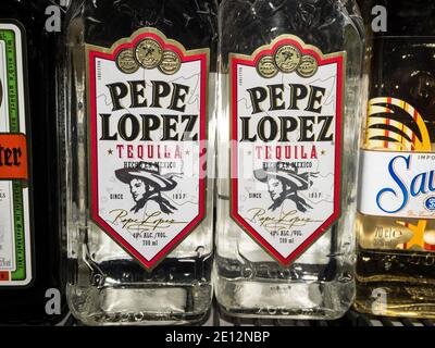 BELGRAD, SERBIEN - 18. DEZEMBER 2020: Tequila Pepe Lopez Logo auf einer ihrer Flaschen. Pepe Lopez ist eine mexikanische Marke von Tequila und anderen mexiko-Alkoh Stockfoto